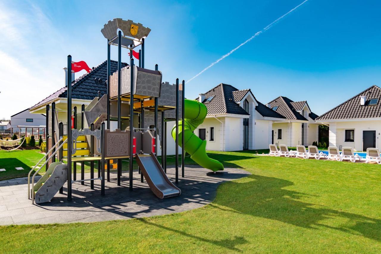 Family Resort Ustka - Domki Dwupoziomowe Z Basenem Exterior foto