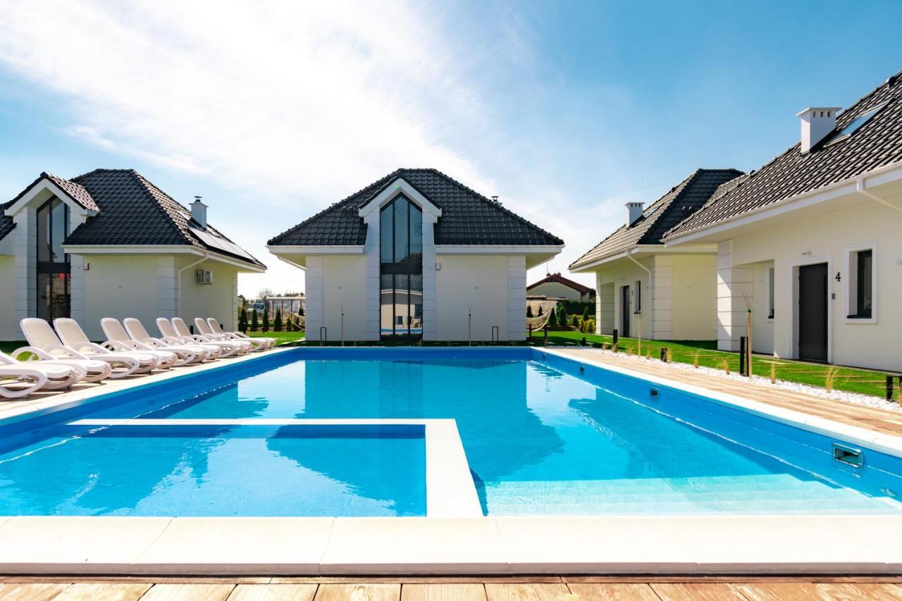 Family Resort Ustka - Domki Dwupoziomowe Z Basenem Exterior foto