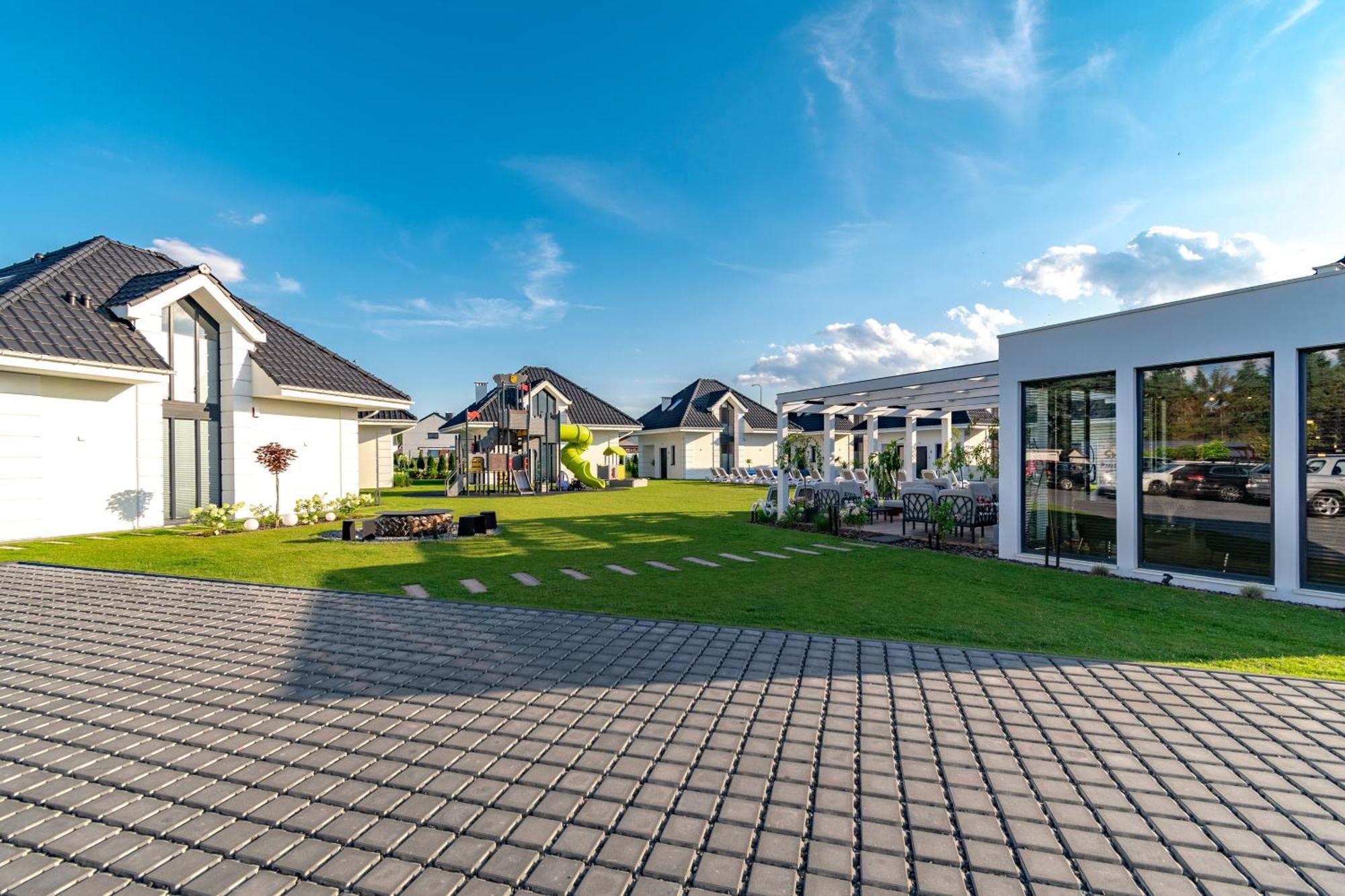 Family Resort Ustka - Domki Dwupoziomowe Z Basenem Exterior foto