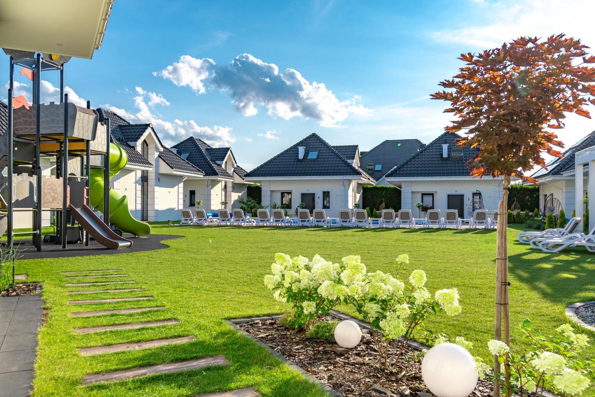 Family Resort Ustka - Domki Dwupoziomowe Z Basenem Exterior foto